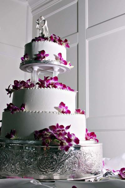 Simple wedding cakes can be as plain as you like... then order loose orchids from Florida and Carolina Garlands & and begin to decorate your cake, simply beautiful! Loose orchids come in a variety of colors. Order now in our online store.